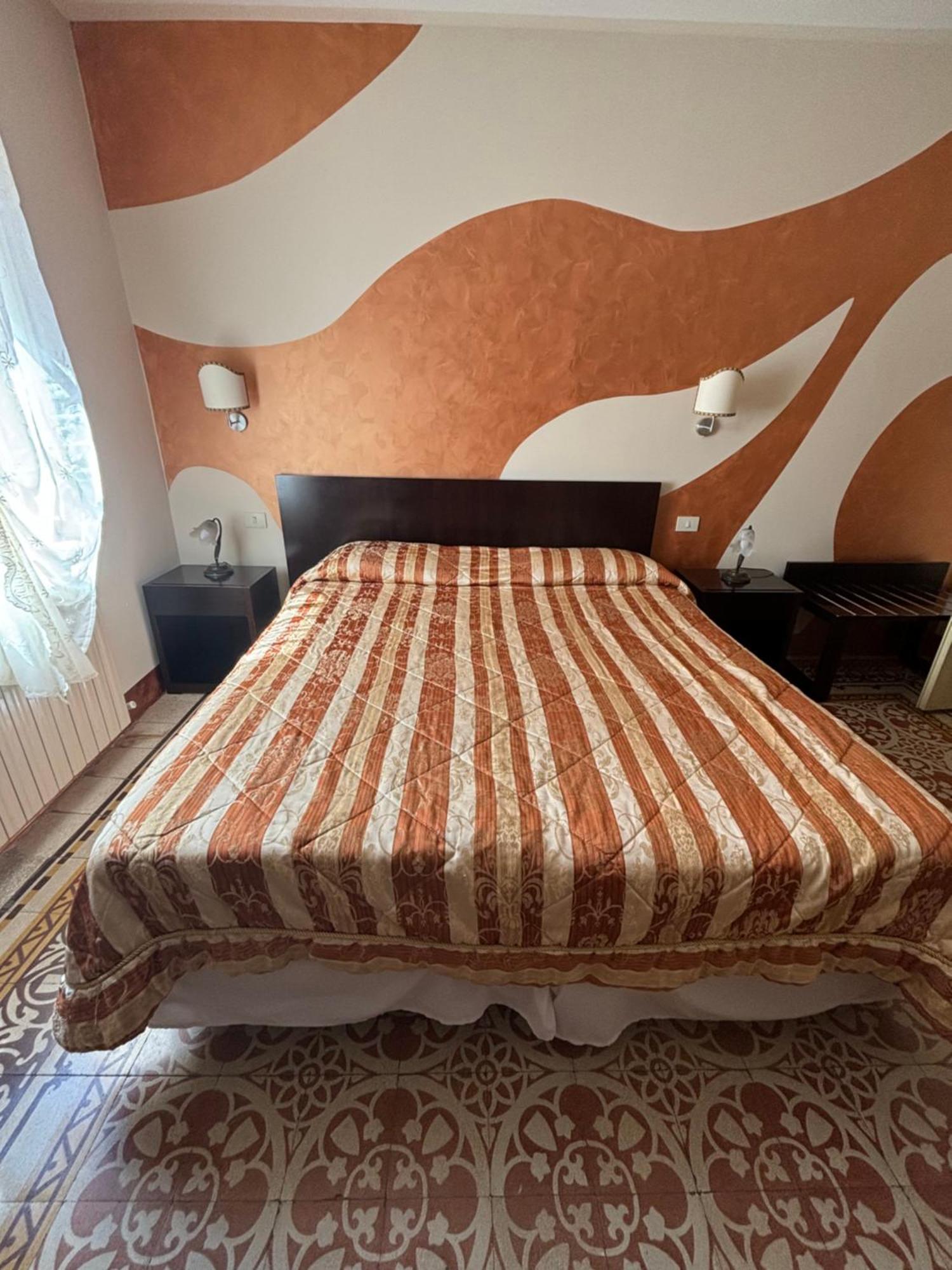 Antica Residenza Santa Chiara -City Center Лукка Экстерьер фото