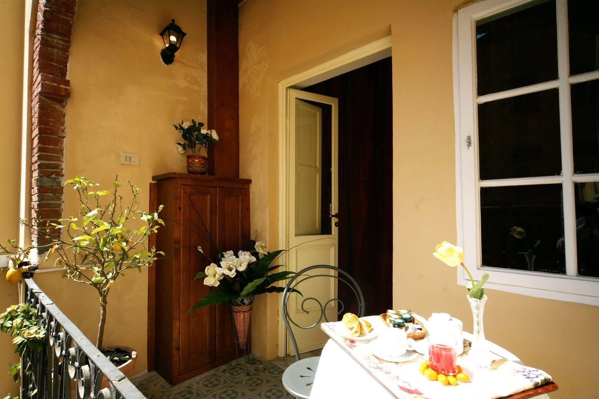 Antica Residenza Santa Chiara -City Center Лукка Экстерьер фото